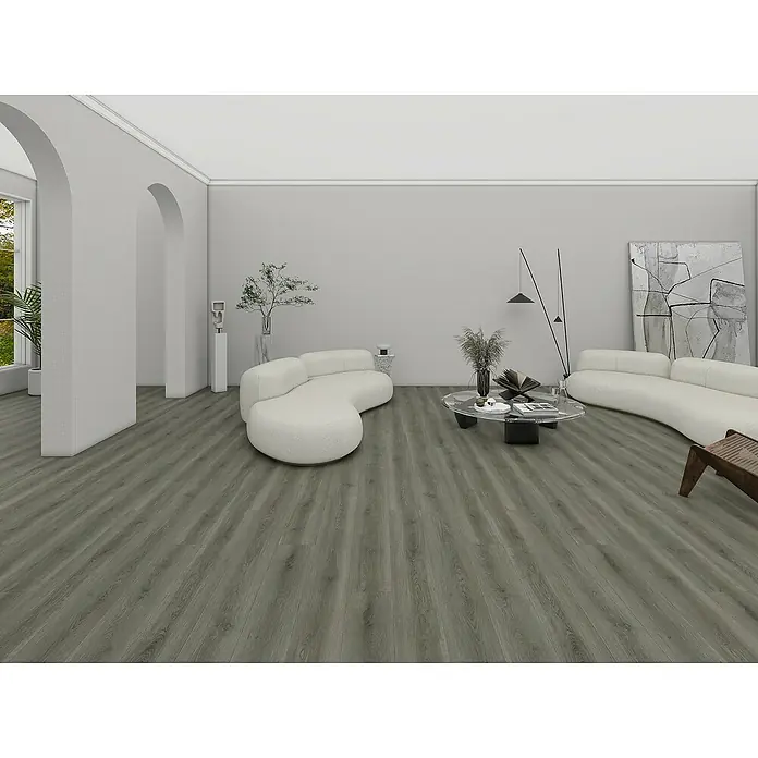 Oknum Suelo vinílico SPC Silver Grey - 1.220 x 182 x 5 mm, Gris - Un salón luminoso con suelo de madera gris, sofás blancos y decoración minimalista crea un ambiente moderno y elegante.