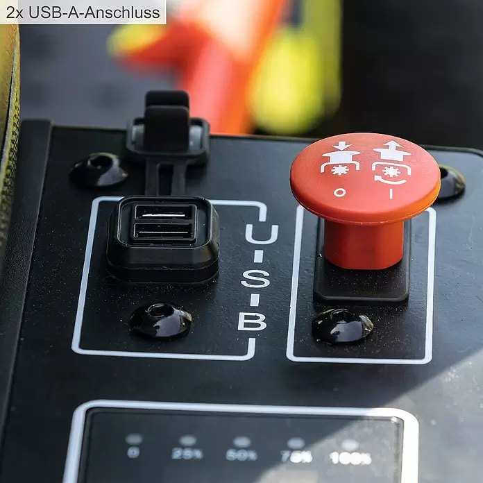Scheppach Akku-Aufsitzmäher MR920-E - 48 V, 75 Ah, Schnittbreite: 92 cm, Max. Flächenempfehlung: 2.000 m² - Nahaufnahme eines schwarzen Bedienfelds mit zwei USB-A-Anschlüssen und einem roten Druckknopf für Richtungs- oder Betriebssteuerung, daneben eine Batterieanzeige.
