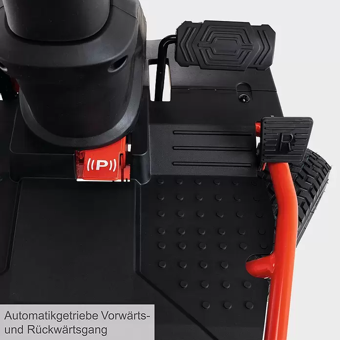 Scheppach Akku-Aufsitzmäher MR920-E - 48 V, 75 Ah, Schnittbreite: 92 cm, Max. Flächenempfehlung: 2.000 m² - Schwarze Fußrasten und roter Hebel mit „((P))“ der Automatikschaltung für Vor- und Rückwärtsgang.