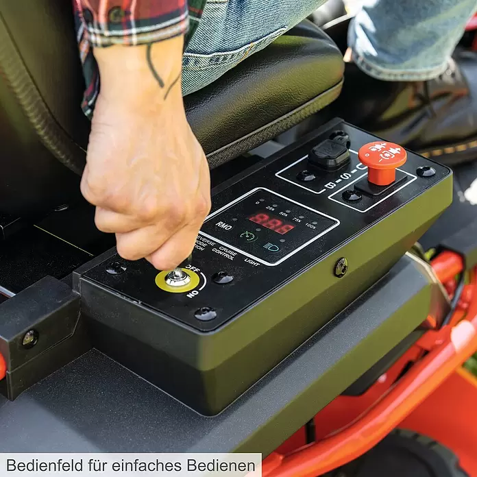 Scheppach Akku-Aufsitzmäher MR920-E - 48 V, 75 Ah, Schnittbreite: 92 cm, Max. Flächenempfehlung: 2.000 m² - Eine Hand bedient ein schwarzes Bedienfeld mit Digitalanzeige, Zündschlüssel und Not-Aus-Taste eines Aufsitzmähers.