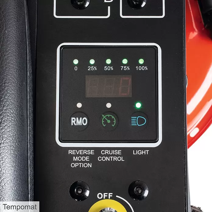 Scheppach Akku-Aufsitzmäher MR920-E - 48 V, 75 Ah, Schnittbreite: 92 cm, Max. Flächenempfehlung: 2.000 m² - Schwarzes Bedienfeld mit Ladeanzeigen (0-100%), Digitaldisplay, RMO, Tempomat-, Licht-Tasten und OFF-Schalter.