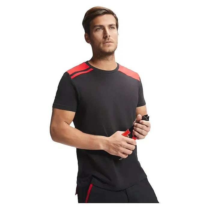 Camiseta Expedition - S, Negro/Rojo, 60% algodón / 40% poliéster - Camiseta negra con detalles rojos. El hombre sostiene unos alicates en su mano. Ropa de trabajo ideal para profesionales.