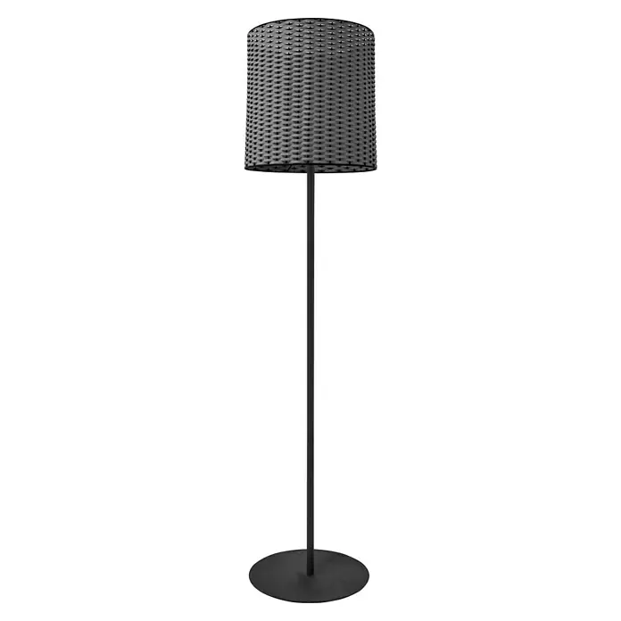 Tween Light Andria Außenstehleuchte - Höhe: 152 cm, IP44, Matt Schwarz - Eine moderne Stehlampe mit einem Lampenschirm im Rattandesign und einem schlichten, dunklen Gestell.