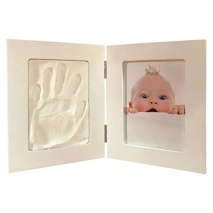 Artemio Marco de fotos imprenta kit - Beige, An x Al: 36,5 x 19,5 cm - Recuerdo: Un marco de fotos blanco que muestra la huella de la mano de un bebé y una foto, capturando un precioso recuerdo.