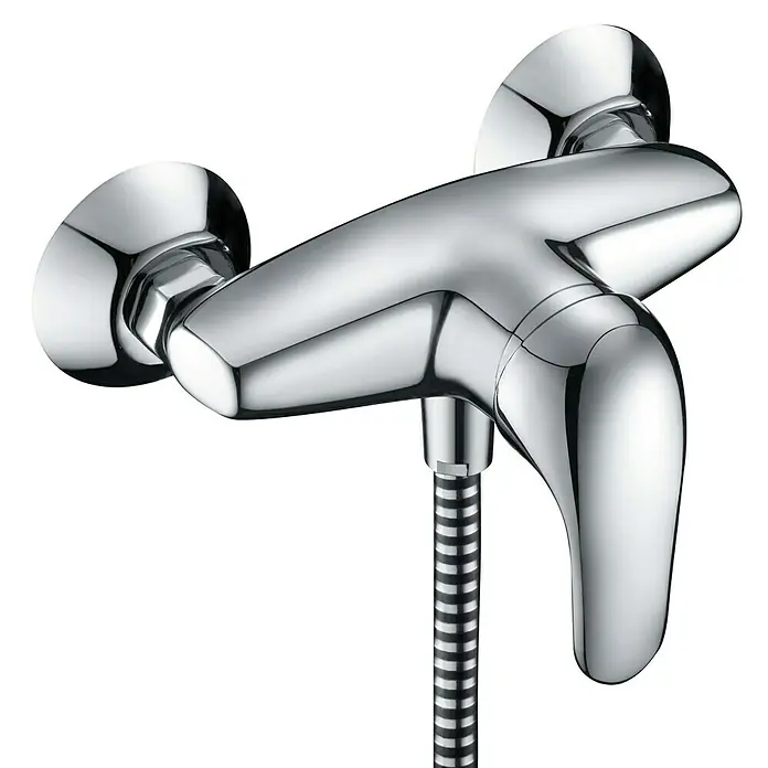 Cosmobath Halton Grifo monomando de ducha - Cromo, Brillante - Primer plano de un brillante grifo de ducha cromado con una manguera flexible y dos manijas en una pared blanca.