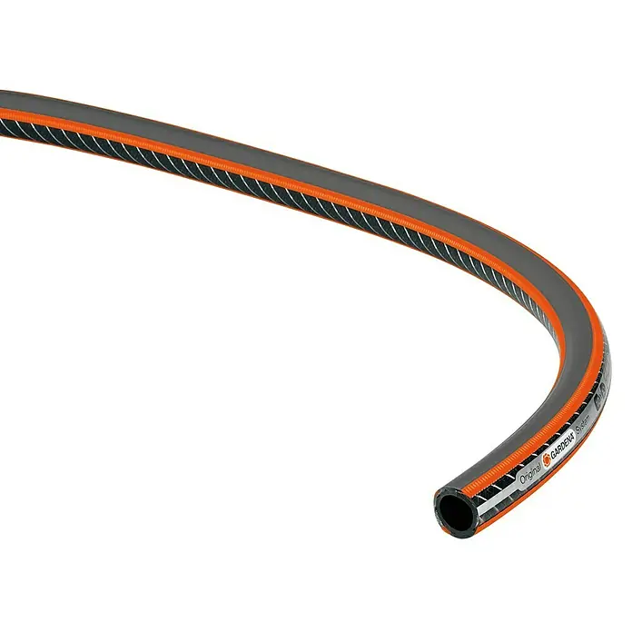 Gardena Manguera para jardín High Flex - Ø x L: 15 mm x 25 m - Primer plano de una manguera de jardín gris flexible, acentuada con naranja y el logotipo de Gardena.