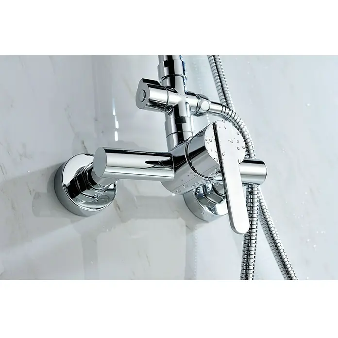 Camargue Sabati Sistema de ducha - Con grifo monomando, Cromo - Primer plano de un brillante grifo de ducha cromado sobre una pared de mármol blanco, con gotas de agua en la superficie.