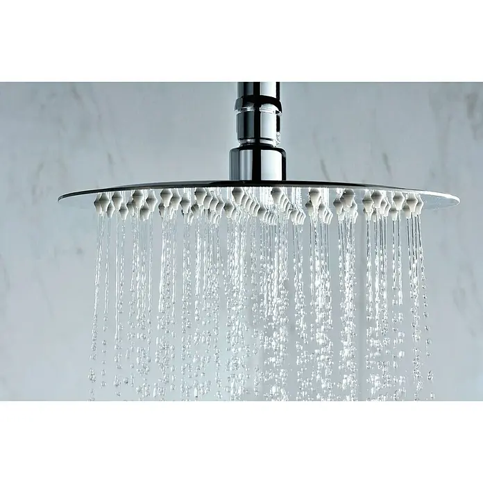 Camargue Sabati Sistema de ducha - Con grifo monomando, Cromo - Primer plano de un cabezal de ducha redondo cromado con agua fluyendo, sobre un fondo neutro. El diseño elegante y moderno destaca.