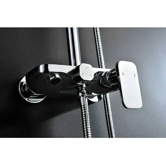 Imex Sistema de ducha Liverpool - Con grifo monomando, Distancia entre orificios: 15 cm, Número de tipos de chorro: 1 ud., Cromo - Primer plano de un mezclador de ducha cromado con control de temperatura y manguera de ducha frente a un fondo oscuro.