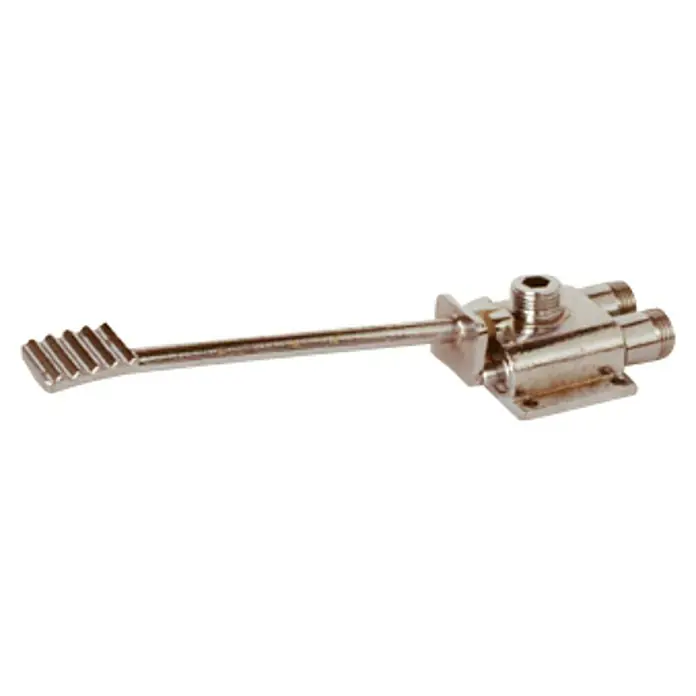 Grifo de pedal - ½″, Latón - La imagen muestra un pedal plateado, probablemente para uso médico u odontológico, con varios puertos y un reposapiés acanalado distintivo.