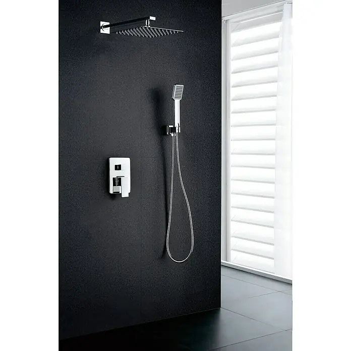 Imex Sistema de ducha empotrado Dublín - Con grifo monomando, Cromo - Cabezal de ducha y ducha de mano con brillantes acabados cromados sobre una pared oscura, complementados con un mezclador elegante y moderno y persianas blancas.
