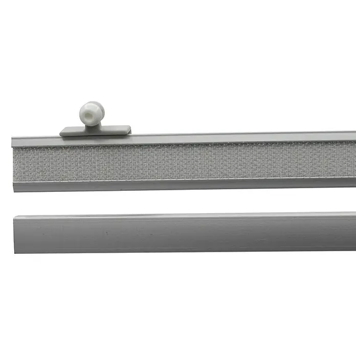 Expo Ambiente Paneelwagen Smart Add - Aluminium, Silber, 60 cm - Nahaufnahme eines magnetischen Posteraufhängers, der eine einfache und elegante Möglichkeit zur Präsentation von Postern bietet.