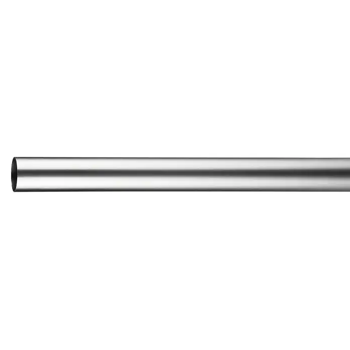 Gardinenstange - Edelstahloptik, Länge: 240 cm, Durchmesser: 25 mm - Nahaufnahme einer glänzenden, silberfarbenen Metallstange, die sich horizontal über ein weißes Feld erstreckt. Das Licht reflektiert auf der Oberfläche.