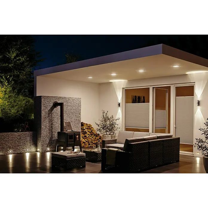 Paulmann Special Line LED-Einbauleuchte - 1,4 W, Weiß, Warmweiß, IP65 - Abendliche Szene einer modern gestalteten Terrasse mit stilvoller Beleuchtung und gemütlicher Sitzecke.
