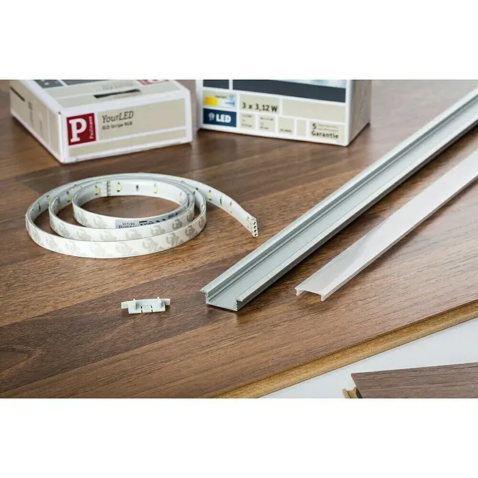 Paulmann Floor Profil Diffusor - 2 m, Aluminium - LED-Streifen-Installationsset mit Schiene und Zubehör auf einem Holzboden für stilvolle, indirekte Beleuchtung im Innenbereich.