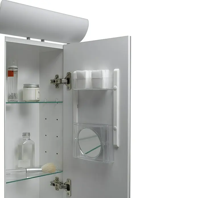 Jokey Spiegelschrank Tagona - B x H: 80 x 65 cm, Holz, Weiß - Bild eines weißen Badezimmerschranks mit verspiegelter Tür, der durchsichtige Organizer und verschiedene Pflegeprodukte enthält.