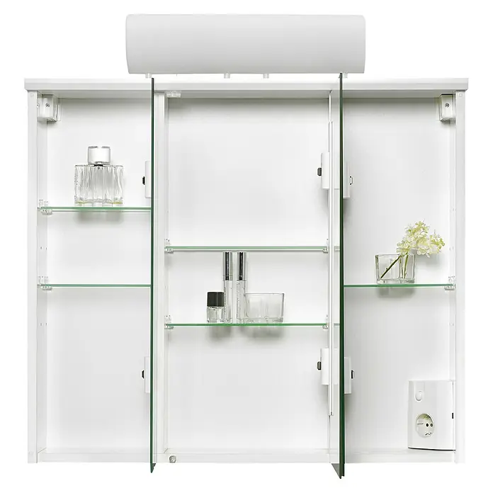 Jokey Spiegelschrank Manos - B x H: 72,5 x 73 cm, Holz, Weiß - Ein offener Spiegelschrank mit Glasböden, der Kosmetika, eine Vase mit Blumen und eine Steckdose zeigt.