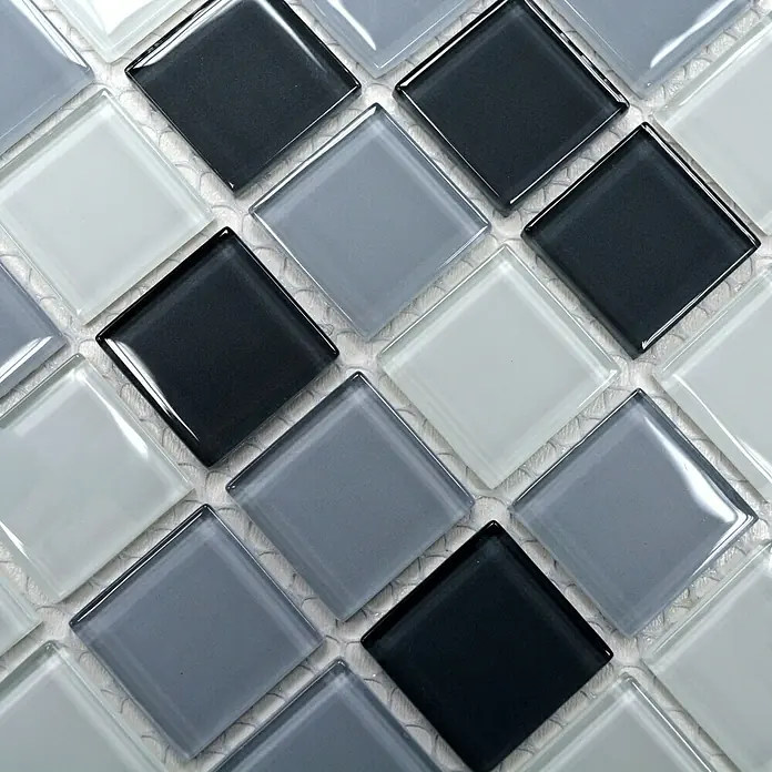 Mosaikfliese Quadrat Crystal Mix CM 4125 - 32,7 x 30,2 cm, Grau, Glänzend - Nahaufnahme von quadratischen Glasmosaikfliesen in Grau-, Schwarz- und Weißtönen.