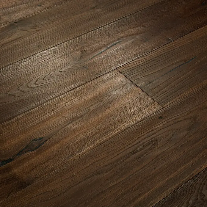 Parkettmuster Eiche Nero - 280 x 160 x 15 mm, Landhausdiele - Detailaufnahme von dunklem Holzbodenbelag, der eine warme und rustikale Atmosphäre vermittelt. Die Maserung des Holzes ist deutlich sichtbar.