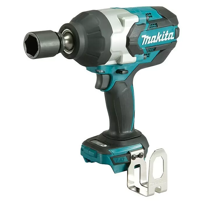 Makita LXT 18V Llave de impacto de batería DTW1002Z - 18 V, Sin batería - Llave de impacto inalámbrica Makita, turquesa y negra, con un vaso plateado acoplado y un clip para cinturón plateado.