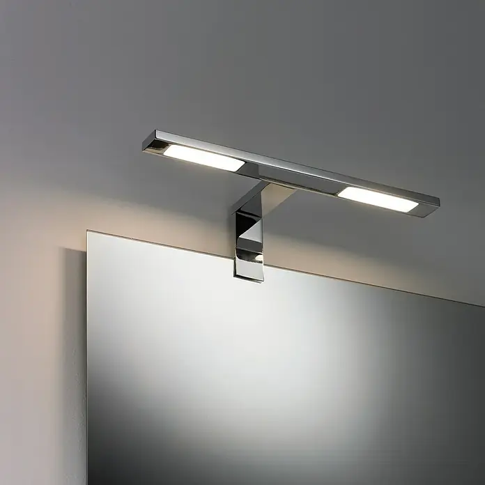 Paulmann Galeria LED-Spiegelleuchte Double Hook - 6,4 W, L x B x H: 30 x 11 x 8 cm, Chrom, Warmweiß - Nahaufnahme einer modernen, verchromten Spiegellampe mit LED-Beleuchtung, die ein helles, gerichtetes Licht auf den Spiegel wirft.
