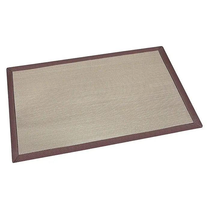 Alfombra de vinilo Living Sisal - Marrón, 90 x 60 cm - Una esterilla rectangular de silicona marrón con textura fina, ideal para hornear y cocinar. La esterilla ofrece una superficie antiadherente.
