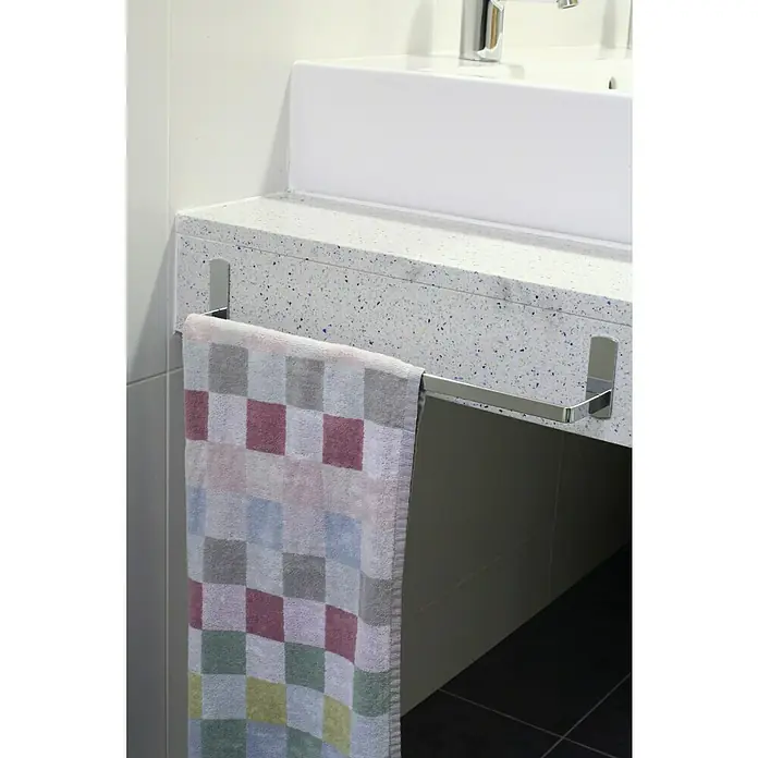 Deblanch Toallero de barra adhesivo Vento 40 - L x An x Al: 65 x 40 x 5 cm, Acero, Cromo - Toalla en un toallero en el baño. La toalla tiene un patrón de cuadros en diferentes colores.