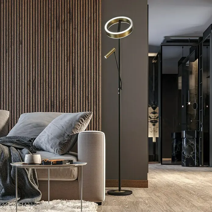 Tween Light LED-Stehleuchte Orlando - Höhe: 180 cm, Sandschwarz, Messing gebürstet, Warmweiß - Elegante Stehlampe mit rundem Lampenschirm und verstellbarem Leselicht neben einem Sofa mit Couchtisch.