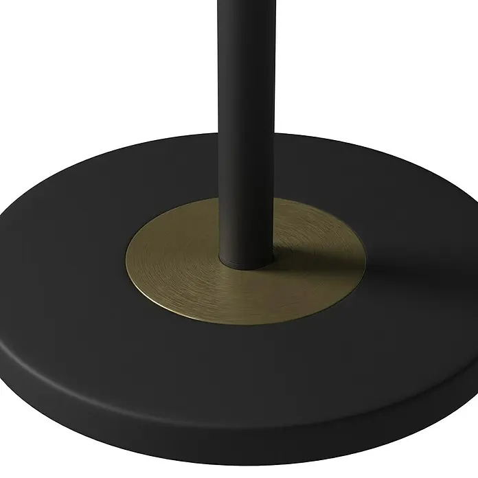 Tween Light LED-Stehleuchte Orlando - Höhe: 180 cm, Sandschwarz, Messing gebürstet, Warmweiß - Nahaufnahme eines Lampenfußes mit einer runden Basis aus schwarzem Metall und einem goldenen Detail um den Lampenfuß.