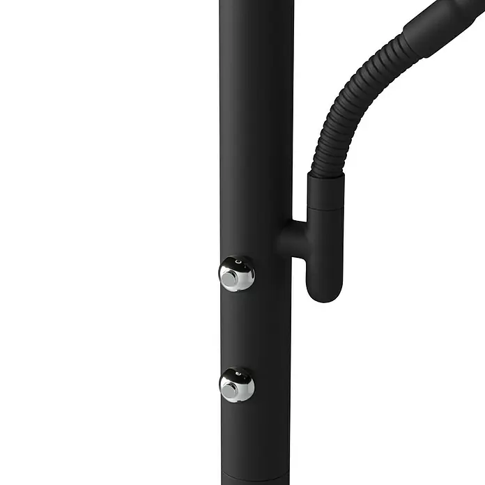 Tween Light LED-Stehleuchte Orlando - Höhe: 180 cm, Sandschwarz, Messing gebürstet, Warmweiß - Nahaufnahme einer schwarzen Küchenarmatur mit zwei silbernen Knöpfen und einem flexiblen Schlauch.