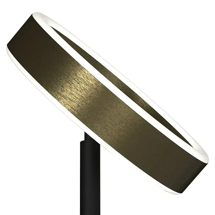 Tween Light LED-Stehleuchte Orlando - Höhe: 180 cm, Sandschwarz, Messing gebürstet, Warmweiß - Ein schräg stehender LED-Ring mit gebürsteter, goldfarbener Oberfläche, umgeben von einem hellen, weißen Licht, montiert auf einem schwarzen Sockel.
