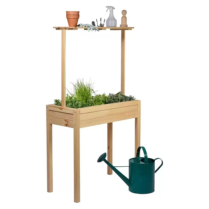 Dobar Hochbeet - 80 x 40 x 145 cm, Holz, Natur - Hölzernes Hochbeet mit verschiedenen grünen Pflanzen, Gartengeräten und einer grünen Gießkanne für den Heimanbau.