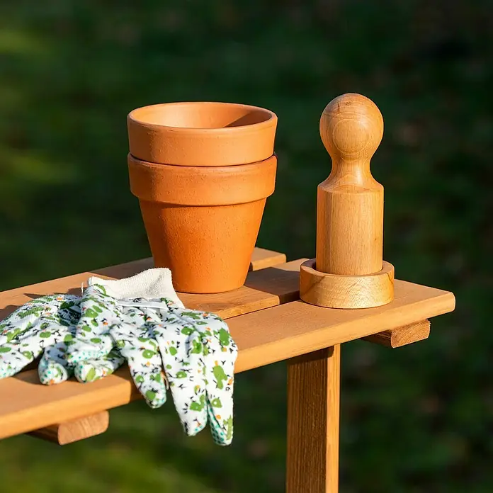 Dobar Hochbeet - 80 x 40 x 145 cm, Holz, Braun - Gartengeräte-Komposition: Zwei Terrakottatöpfe, Gartenhandschuhe mit Blumenmuster und ein hölzerner Gartengeräte auf einem Holztisch.