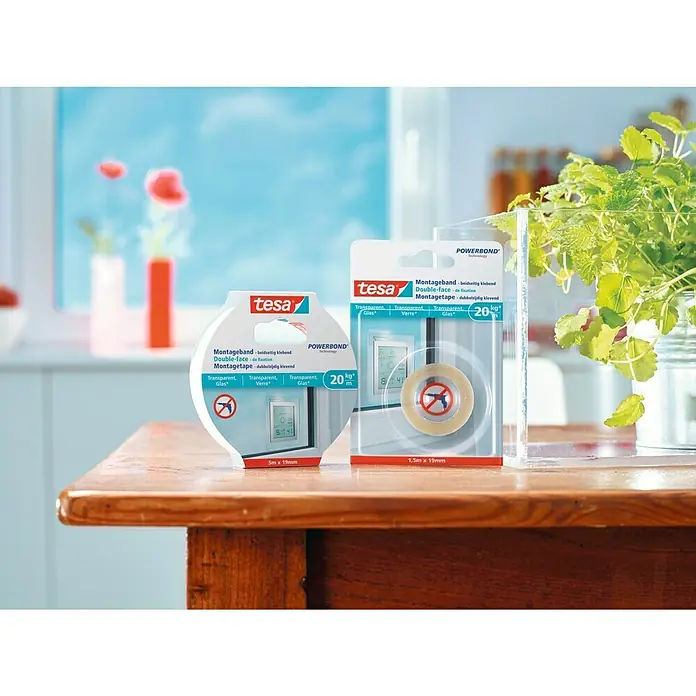 Tesa Powerbond Cinta de doble cara Vidrio - 1,9 cm x 1,5 m, Transparente - Tesa Powerbond cinta de montaje transparente para vidrio en dos tamaños de paquete sobre una mesa de madera. Ideal para montaje sin taladrar.