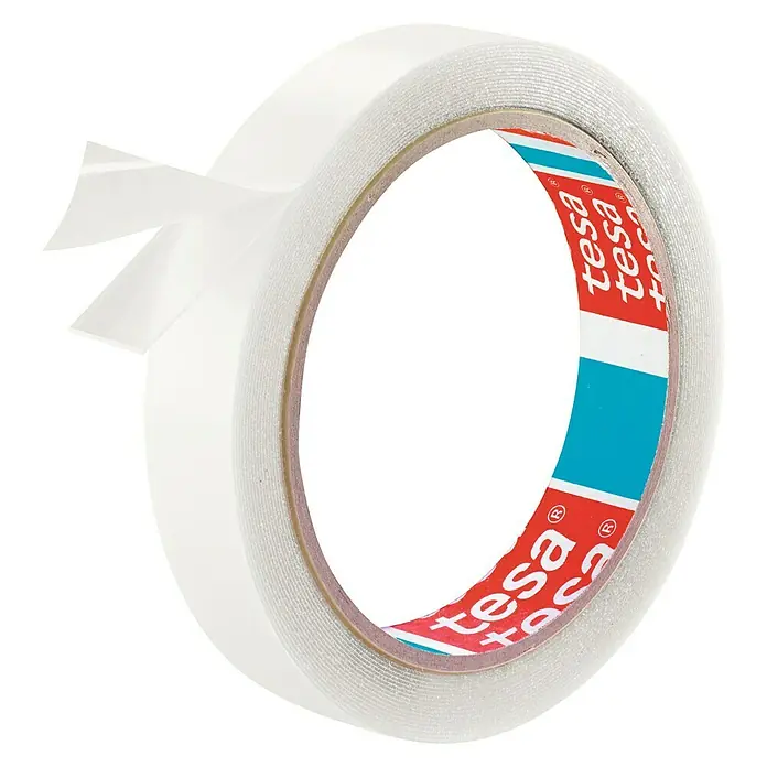 Tesa Powerbond Cinta de doble cara Vidrio - 1,9 cm x 5 m, Transparente - Primer plano de un rollo de cinta adhesiva de doble cara Tesa, perfecto para diversas aplicaciones domésticas o de oficina.