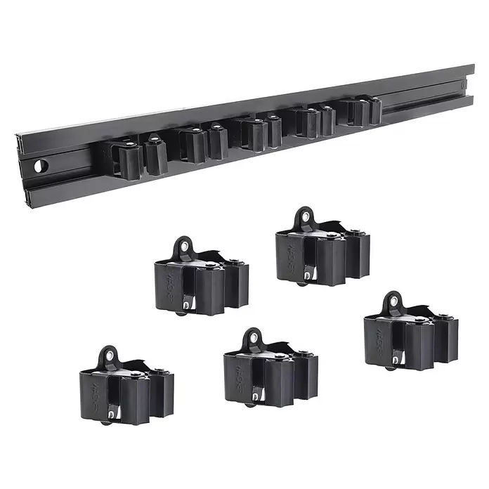 Wagner System Wandhalterung - L x B x H: 1.170 x 10 x 55 mm, Geeignet für: Wandmontage - Schwarze Schiene mit mehreren Werkzeug-/Besenhalterklammern und fünf zusätzlichen schwarzen Klammern.