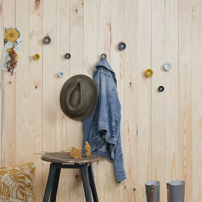 Wagner System Garderobenhaken - Ø x H: 50 x 30 mm, Lichtgrau, 1 Stk. - Bunte runde Garderobenhaken an einer Holzwand, die Hut und Jacke halten.