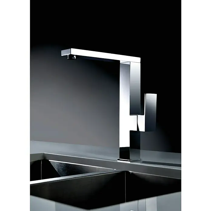 Imex Grifo de cocina Mikonos - Cromo, Brillante - Elegante grifo cromado de diseño moderno sobre fondo oscuro, fusionando funcionalidad y estilo.