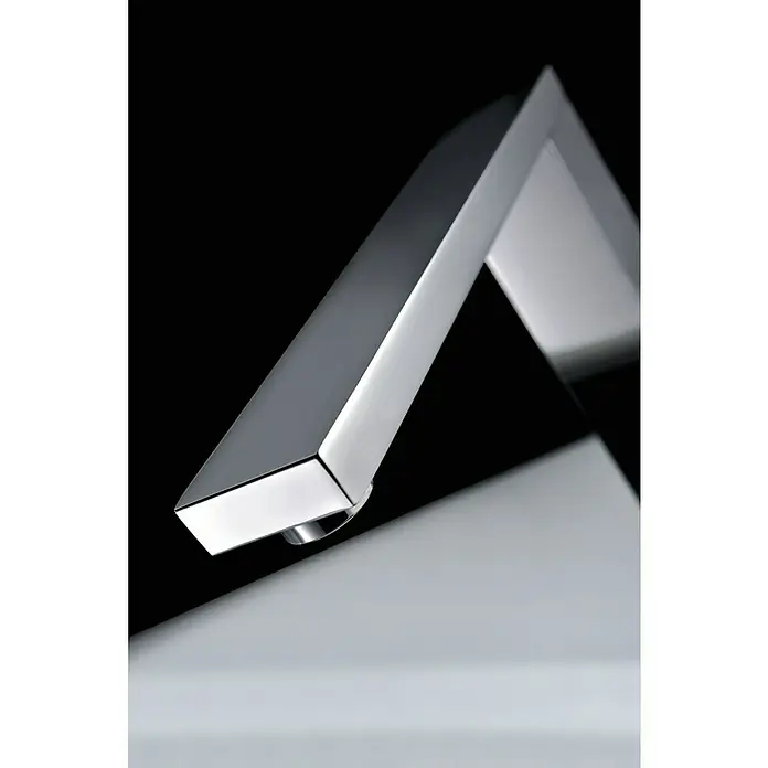 Imex Grifo de cocina Mikonos - Cromo, Brillante - Primer plano de un moderno grifo cromado angular sobre un fondo blanco y negro, destacando su elegante diseño.