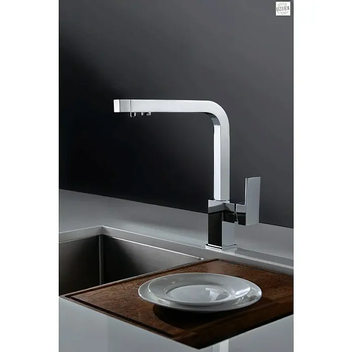 Imex Grifo de cocina ósmosis Capri - Cromo - Elegancia minimalista: Grifo de cocina cromado cuadrado moderno con un fregadero y un plato, destacando la funcionalidad y el diseño del producto.