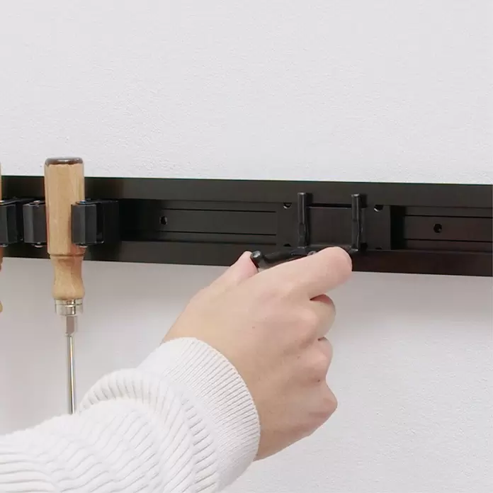 Wagner System Wandhalterung - L x B x H: 52 x 40 x 30 mm, Geeignet für: Wandmontage, 1 Stk. - Hand befestigt schwarzen Werkzeughalter an schwarzer Wandleiste; Schraubendreher sind bereits eingesetzt.