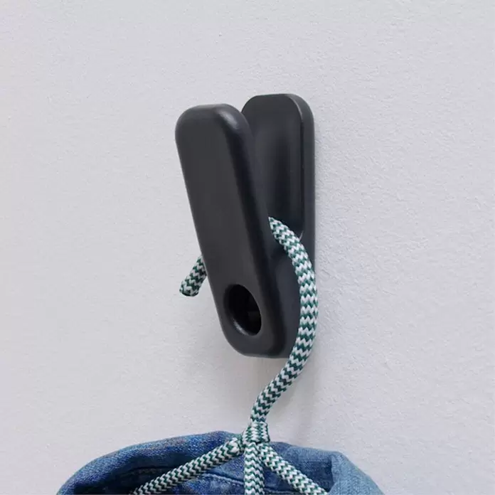 Wagner System Wandhaken WH0470 - L x H: 39 x 87 mm, 1 Stk. - Dunkelgrauer Wandhaken mit grün-weißem Seil, das ein Denim-Kleidungsstück hält.