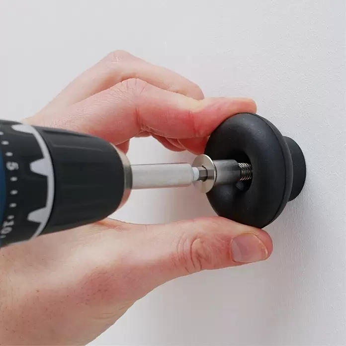 Wagner System Garderobenhaken DOT - Ø x H: 50 x 30 mm, Blassgrün, 1 Stk. - Hand montiert schwarzen Gummiknauf mit Bohrmaschine, gesichert mit Metallschraube und Unterlegscheibe.