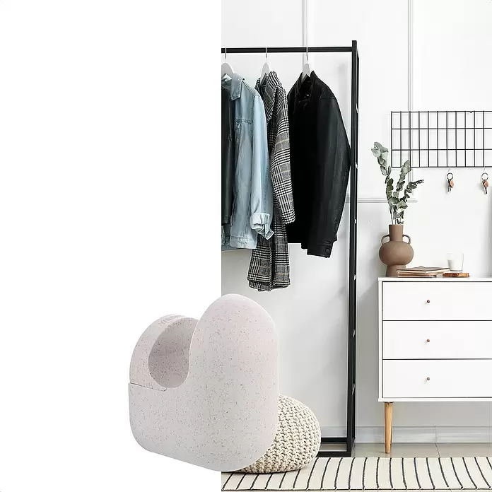 Wagner System Garderobenhaken PILL - L x B x H: 55 x 45 x 75 mm, Lichtgrau, 1 Stk. - Heller, gesprenkelter eiförmiger Halter mit Öffnung, auf einem Strickpouf in einem modernen Raum.