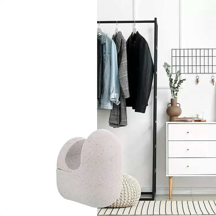 Wagner System Garderobenhaken PILL - L x B x H: 35 x 30 x 50 mm, Lichtgrau, 1 Stk. - Beiger, gesprenkelter ergonomischer Türkeil auf einem Strickpouf im Raum.