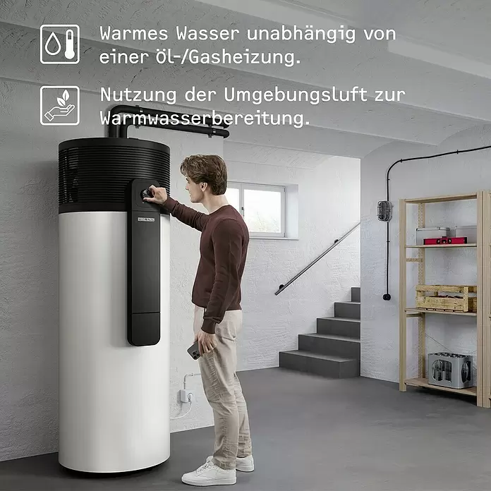 Stiebel Eltron Warmwasser-Wärmepumpe WWK-I 300 Plus - Heizleistung: 1,845 W, Fassungsvermögen: 300 l - Ein Mann stellt einen zylindrischen schwarz-weißen Stiebel Eltron Warmwasser-Wärmepumpenspeicher ein, der Umgebungsluft für Warmwasser nutzt.