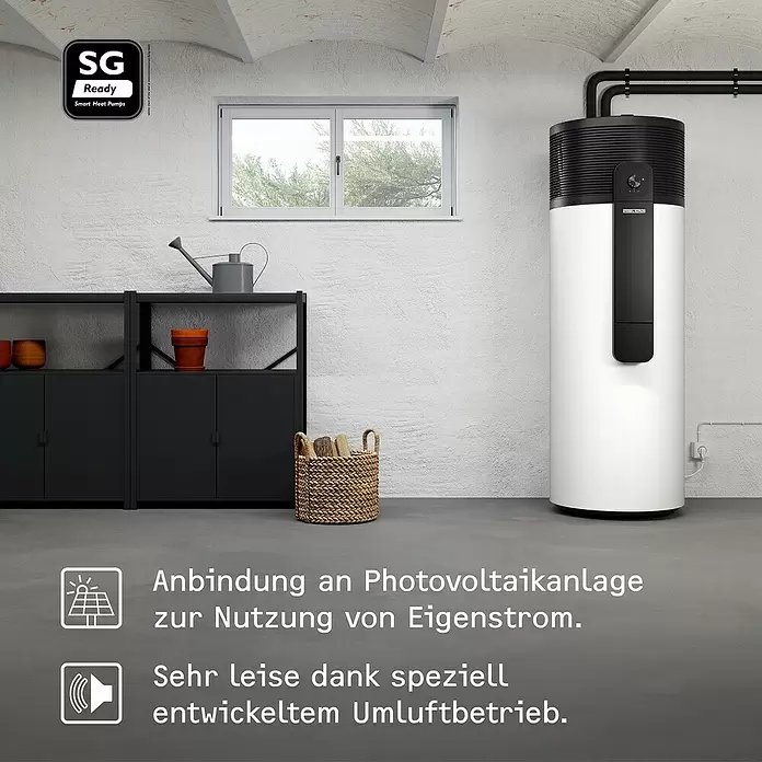 Stiebel Eltron Warmwasser-Wärmepumpe WWK-I 300 Plus - Heizleistung: 1,845 W, Fassungsvermögen: 300 l - Weiße Wärmepumpe mit schwarzem Bedienfeld in einem Kellerraum. Sie ist leise und smart grid-fähig.