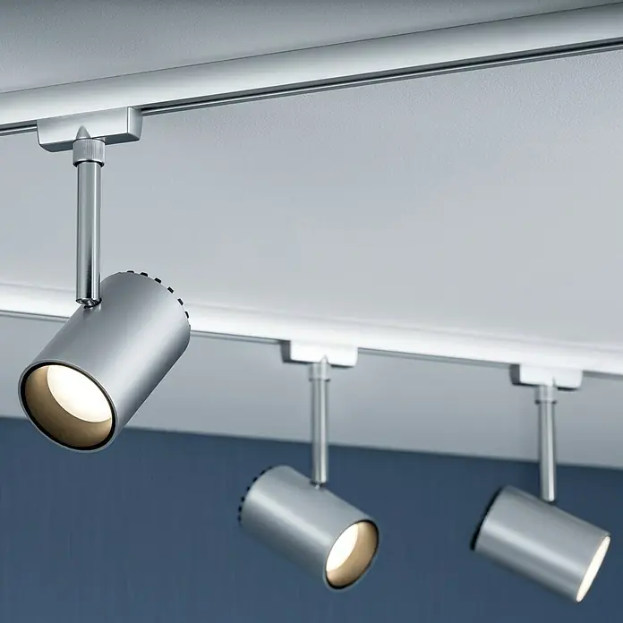 Paulmann URail LED-Leuchte Shine - L x B x H: 9 x 5,9 x 18 cm, 5 W, Chrom matt - Eine Reihe moderner, silberner LED-Strahler sind an einer Schiene an der Decke befestigt und leuchten.