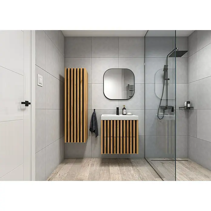 Hochschrank Line - B x T x H: 34,3 x 35,8 x 125 cm, Gold Craft Eiche/Schwarz, Strukturiert - Modernes Badezimmer mit hellgrauen Fliesen, Waschtischunterschrank und Hochschrank in Holzoptik mit schwarzen Akzenten. Schwarzer Duschkopf und Spiegel.