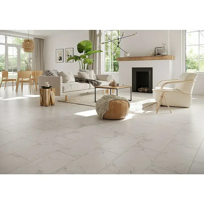 Feinsteinzeugfliese Ikarus - 29,8 x 59,8 cm, Weiß, Matt - Elegantes Wohnzimmer mit weißen Marmorfliesen, die dem Raum eine luxuriöse und helle Atmosphäre verleihen. Die Fliesen sind ein echter Blickfang.